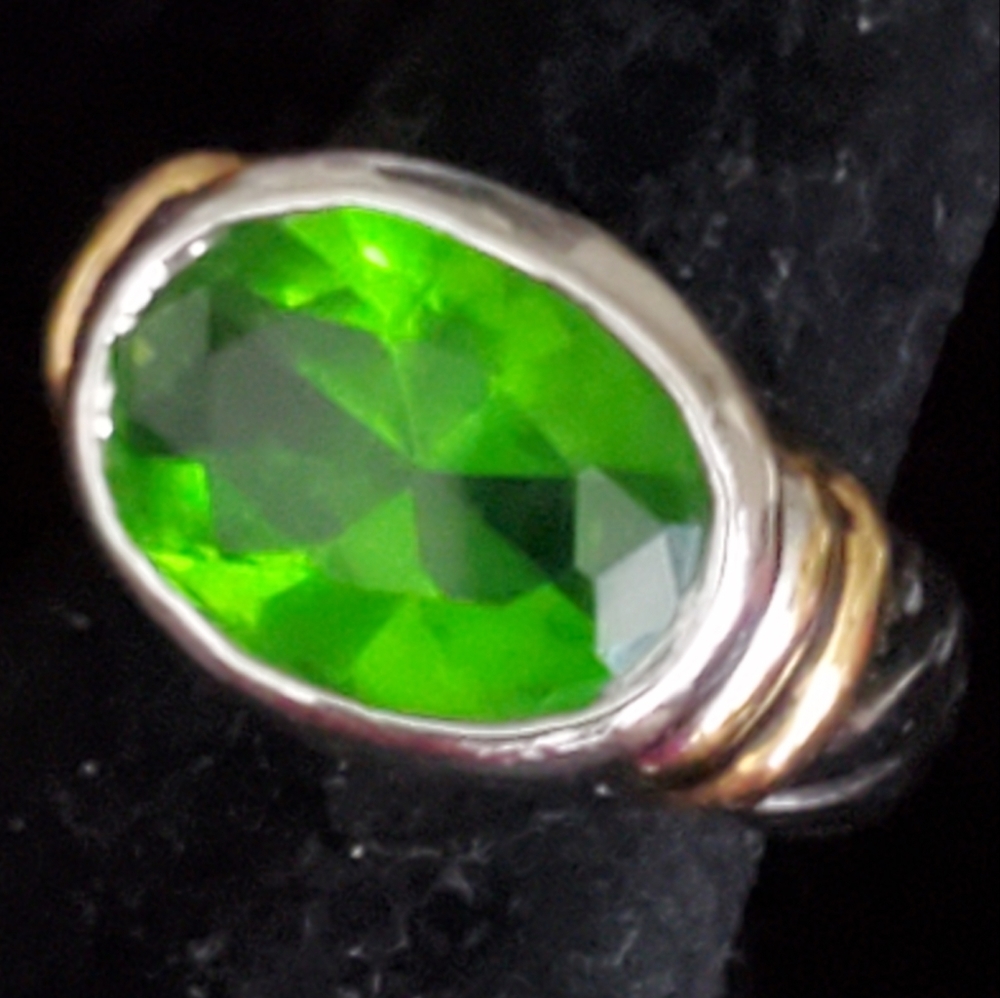Vintage 90s silvertone ring with bezel set large oval lime green stone 6 1/2